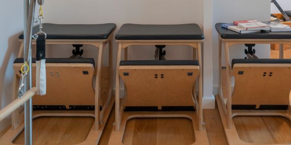Cours-pilates-machine-Chair-hyeres-83400 Cours de Pilates sur machines à Hyères 83400